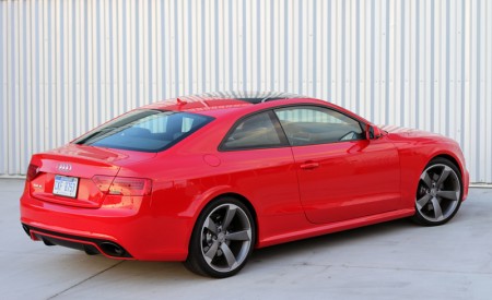 Three-quarter rear view of the 2013 Audi RS 5 Coupe