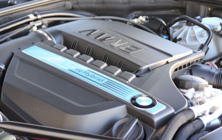The twin-turbocharged inline 6-cylinder engine of the BMW ActiveHybrid 5